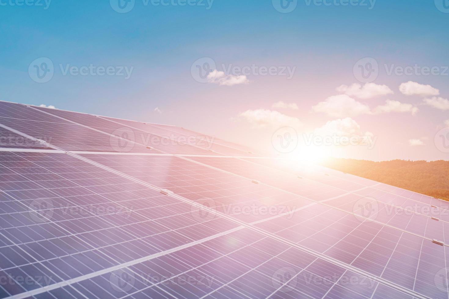 solpaneler mot solnedgången himmel bakgrund. solceller, alternativ elkälla. hållbara resurser koncept. foto