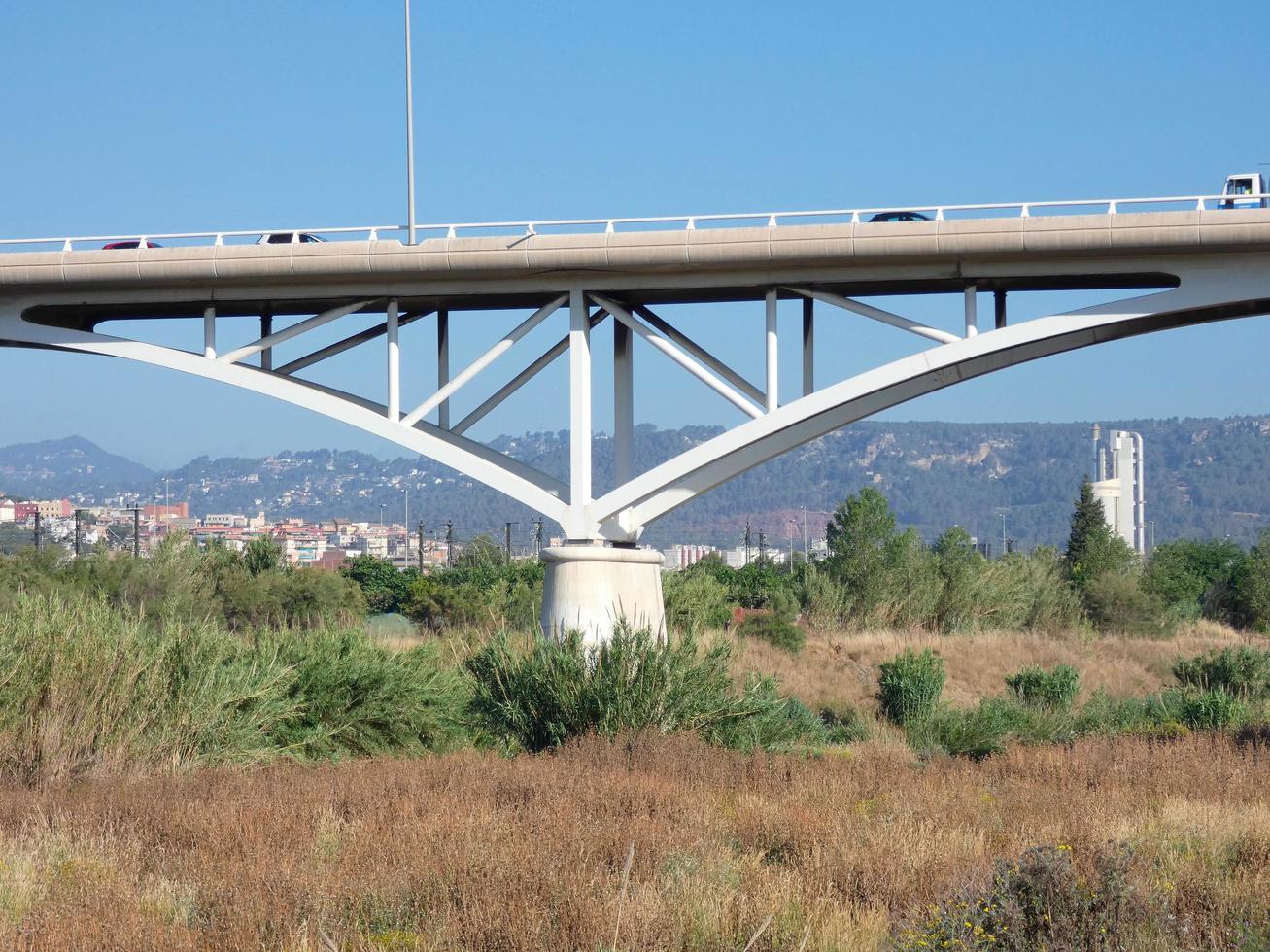 bro över en flod för passage av motorfordon foto