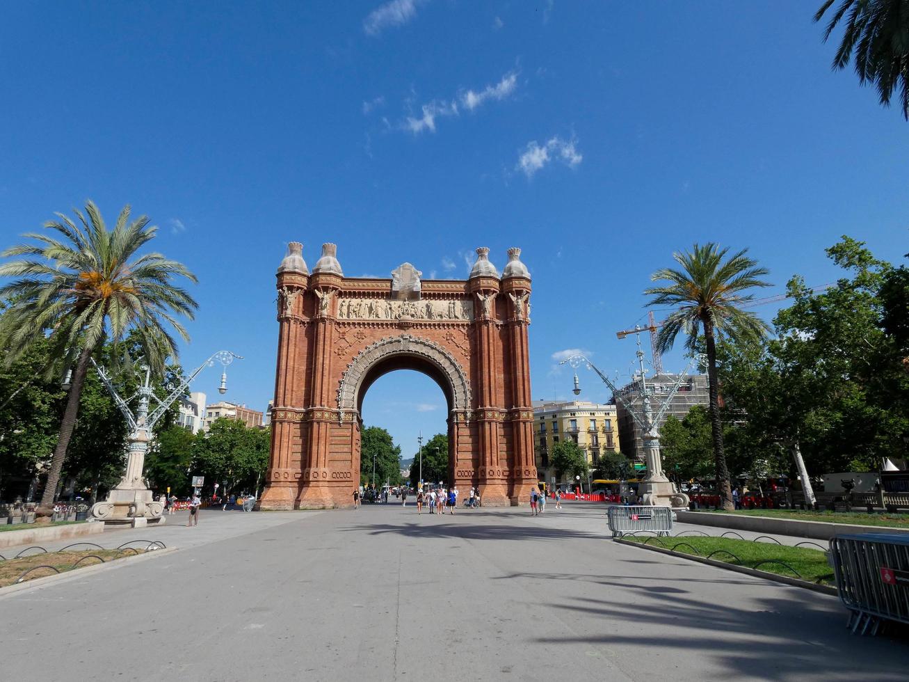 triumfbåge i barcelona, modern byggnad i rött tegel foto