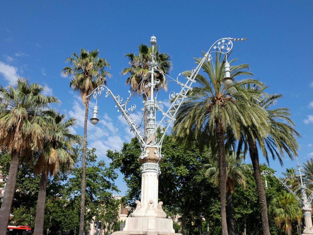 bakgrundsbelysta detaljer av en modernistisk ljuskrona i staden Barcelona foto