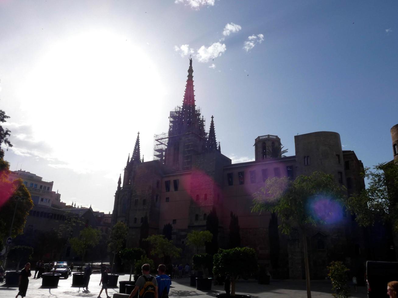 siluett av katedralen i staden barcelona foto