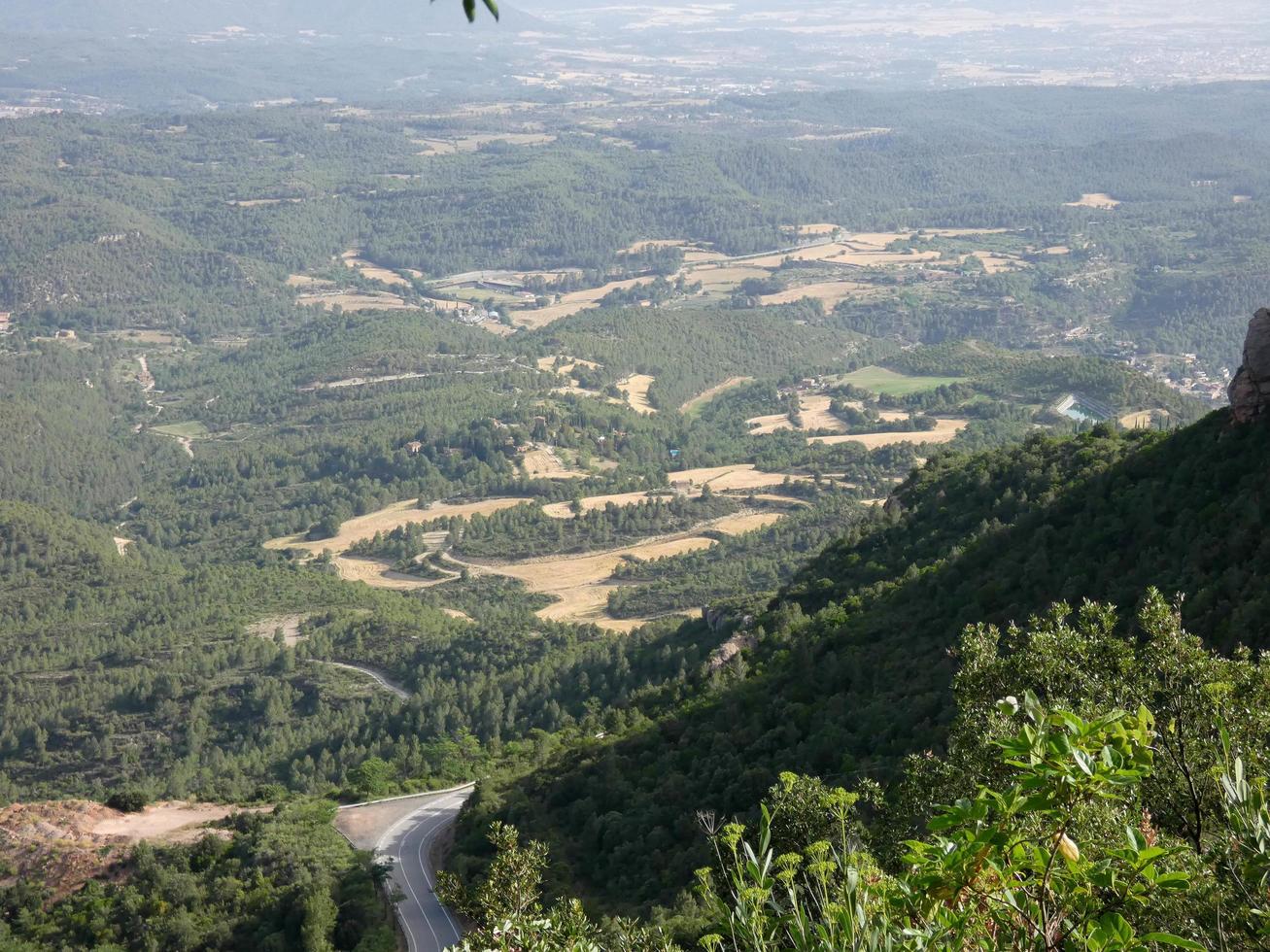 utsikt från berget montserrat norr om staden barcelona foto