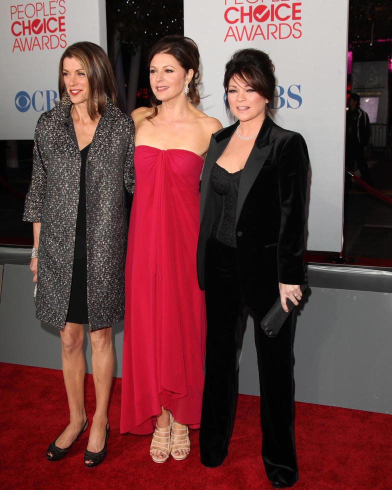 los angeles, 11 januari - wendie malick jane leeves valerie bertinelli anländer till People's Choice Awards 2012 på nokia theater at la live den 11 januari 2012 i los angeles, ca. foto