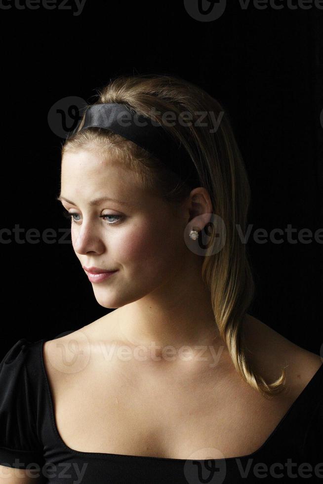 ung kvinna med diamant- och opalörhängen foto