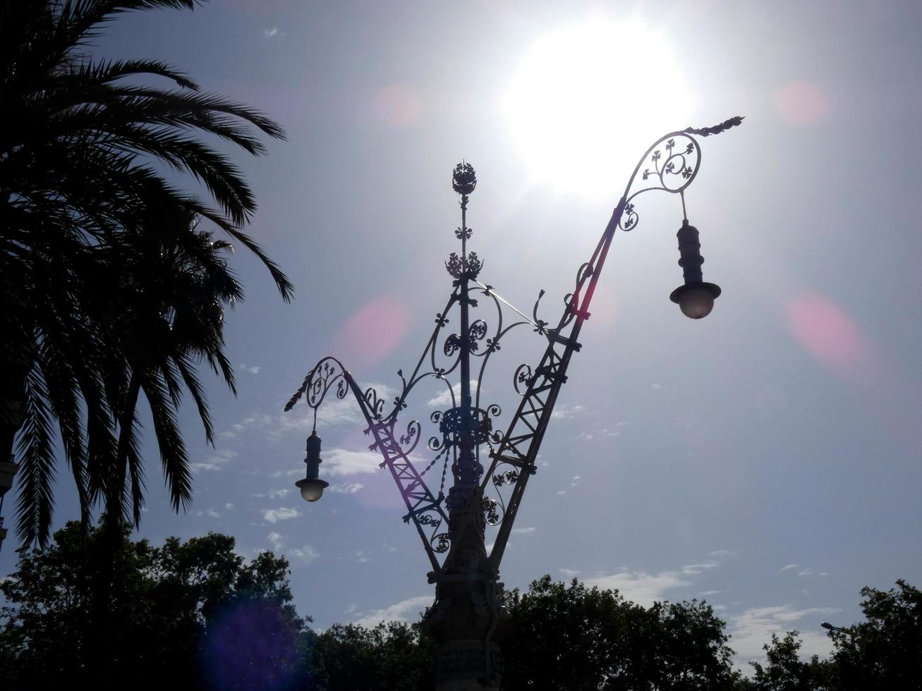 bakgrundsbelysta detaljer av en modernistisk ljuskrona i staden Barcelona foto