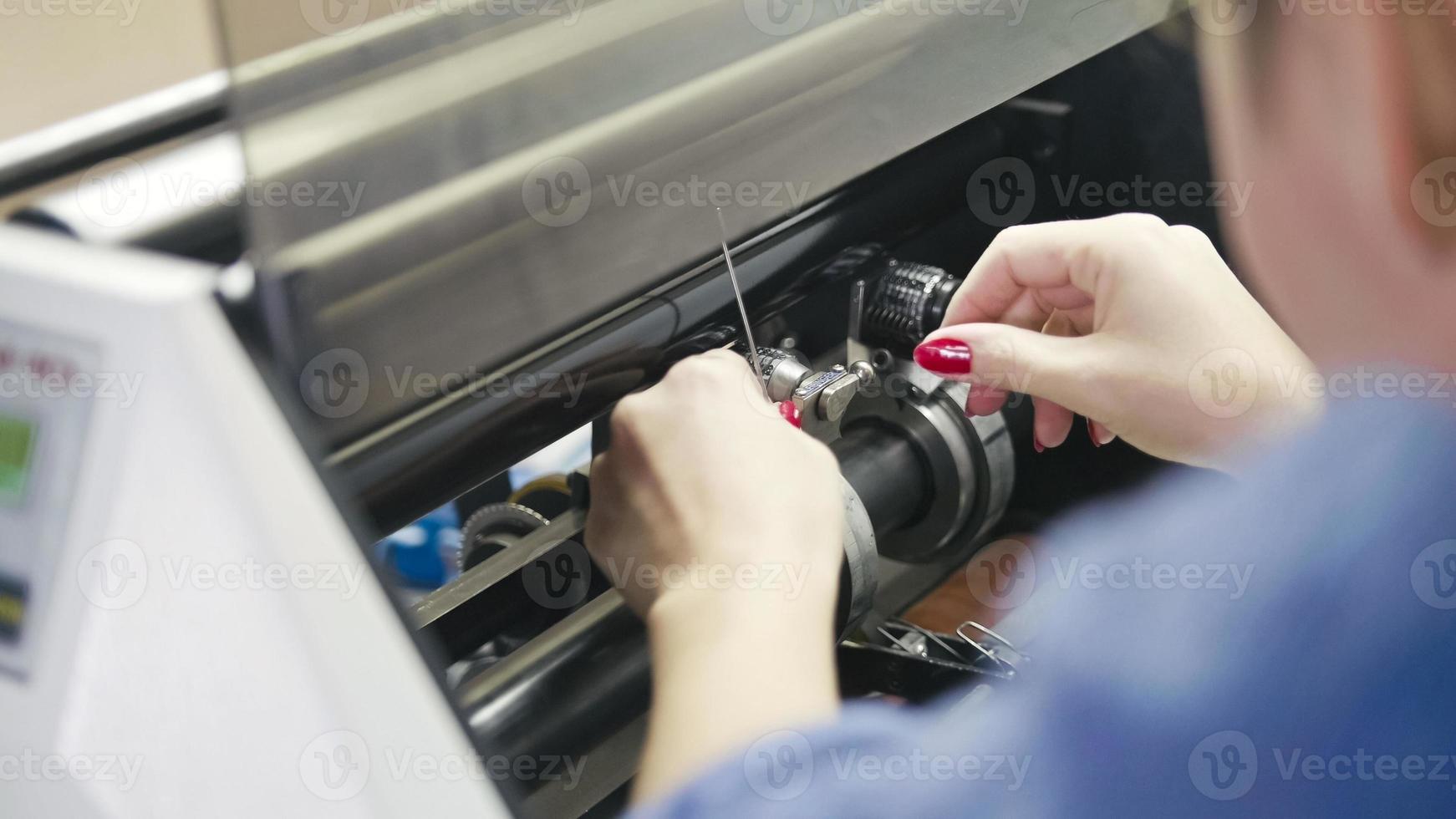 kvinna arbetare reparera tryckmaskinen, polygraf industri foto