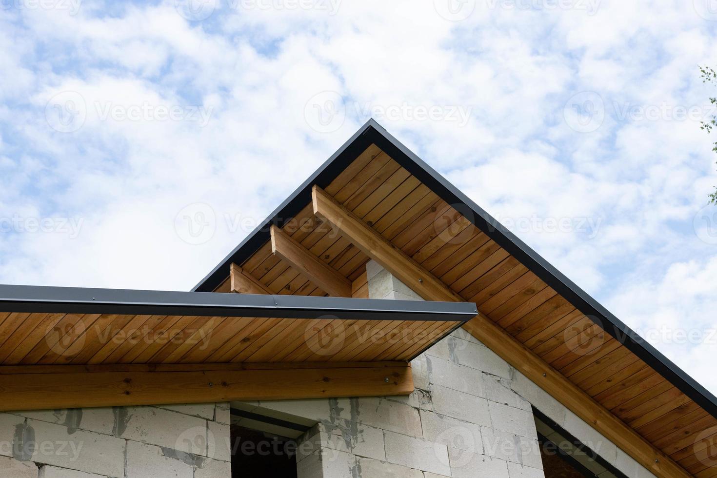 arbetsprocess, förortsbyggande från silikat- och gassilikatblock och trä. stommen till ett enplanshus med tak. foto