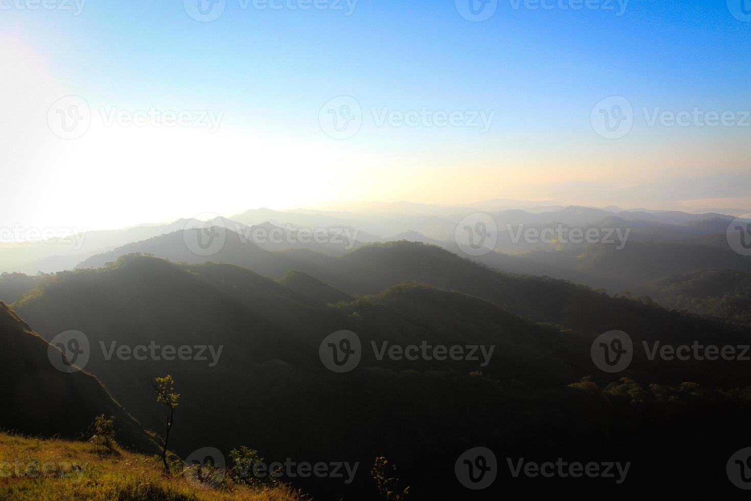 utsiktspunkt under vandringen uppför doi monta i tak-provinsen, thailand foto