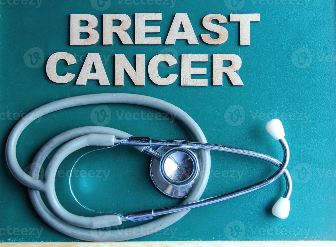 retro stil ord bröstcancer skriven med alfabet foto