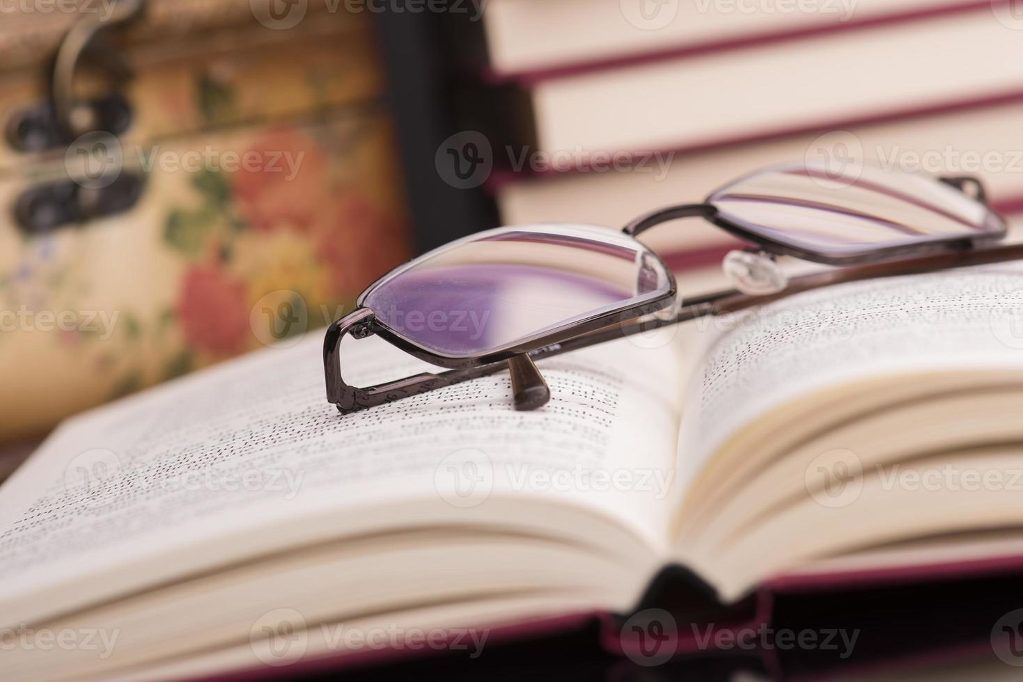 böcker och glasögon foto