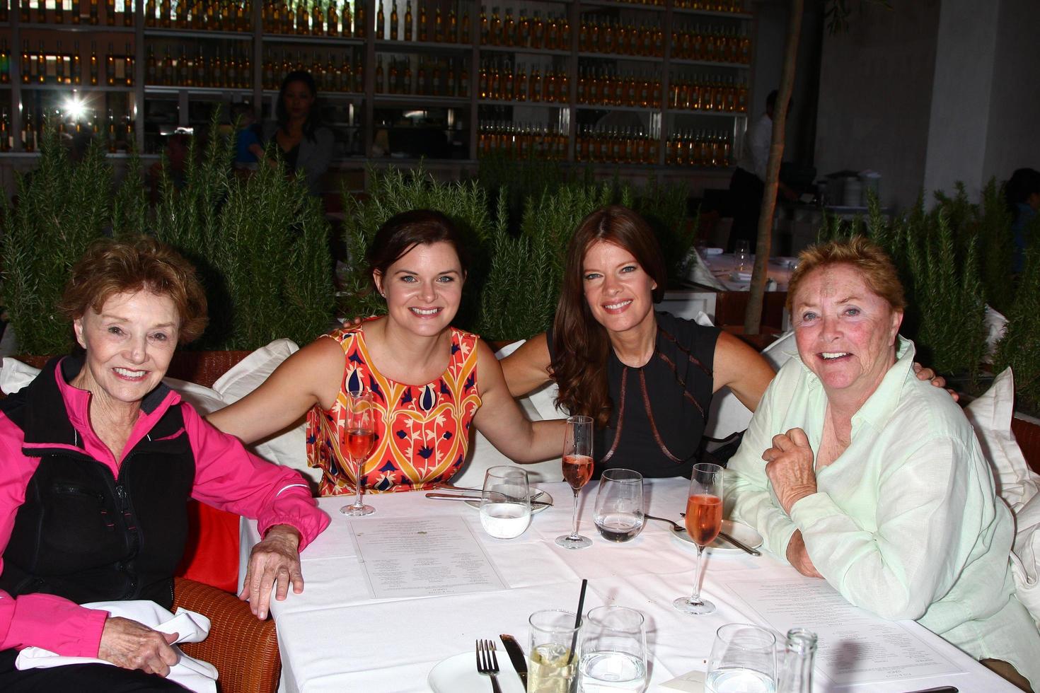 los angeles, 14 juni - peggy mckay, heather tom, michelle stafford, susan flannery deltar i dagens ledande lunch på fig and olive den 14 juni 2013 i west hollywood, ca. foto