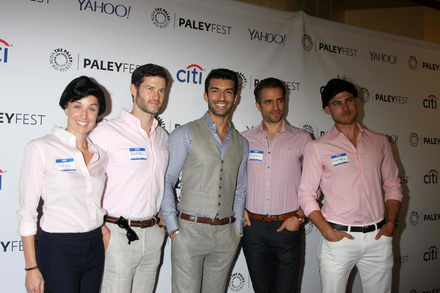 los angeles, 15 mars - justin baldoni, vänner utklädda till hans karaktär rafael solano på paleyfest la 2015, jane the virgin på dolby theatre den 15 mars 2015 i los angeles, ca. foto