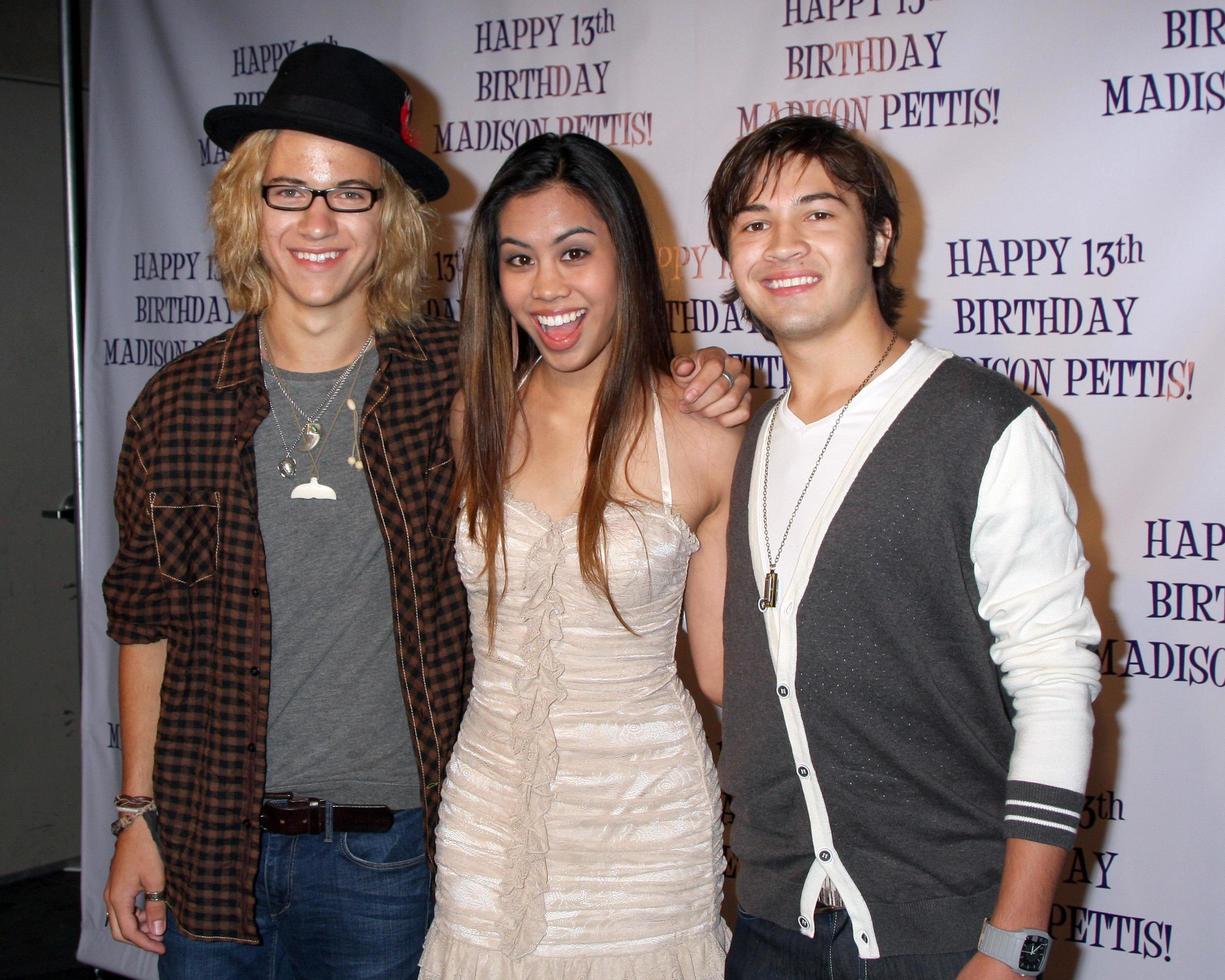 los angeles, 31 juli - dillon lane, ashley argota, taylor grey anländer till 13-årsfesten för madison pettis i eden den 31 juli 2011 i los angeles, ca. foto