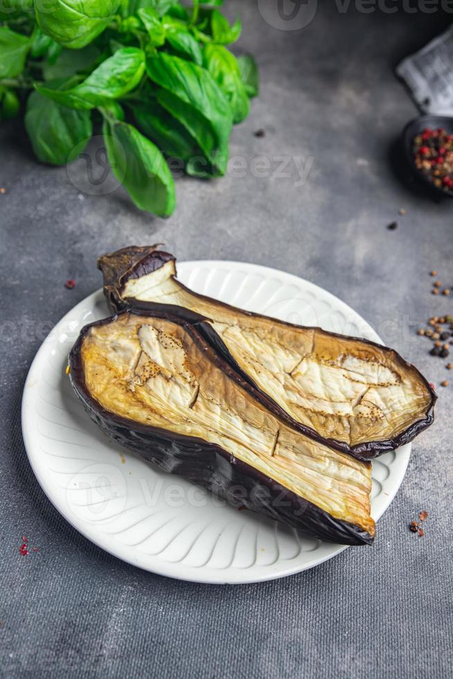 aubergine bakad grönsak färsk maträtt hälsosam måltid mat mellanmål kost på bordet kopia utrymme mat bakgrund rustik ovanifrån keto eller paleo diet vegetabilisk vegansk eller vegetarisk mat foto