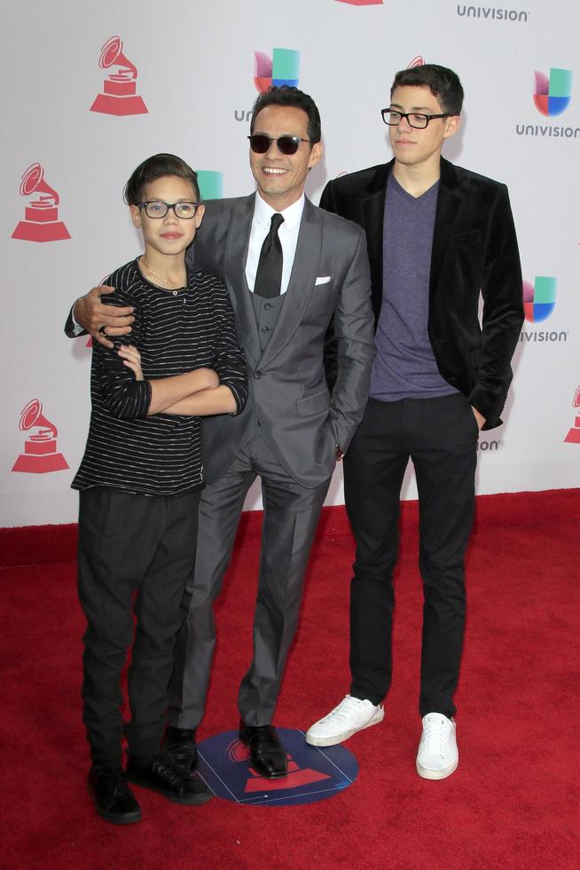 las vegas, 17 nov - ryan adrian muniz, marc anthony, cristian marcus muniz vid den 17:e årliga latin grammy awards på t-mobile arena den 17 november 2016 i las vegas, nv foto