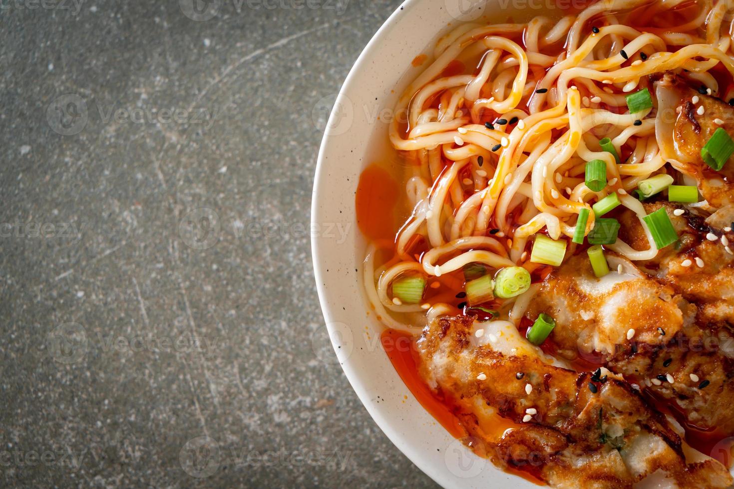 ramen nudlar med gyoza eller fläsk dumplings foto