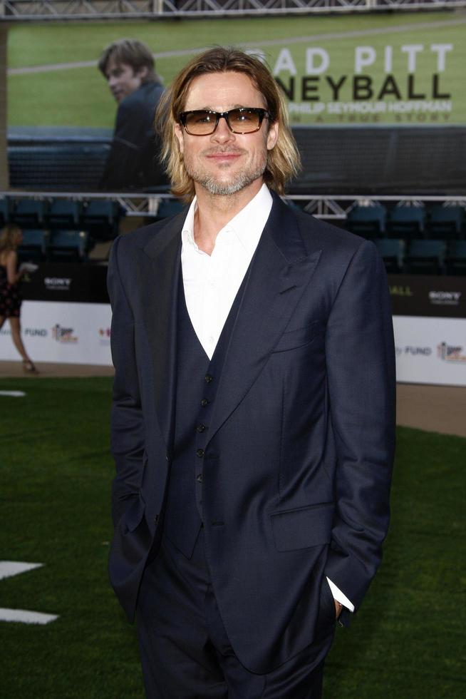 los angeles, 19 september - brad pitt anländer till världspremiären för moneyball på paramount theatre of the arts den 19 september 2011 i Oakland, ca. foto