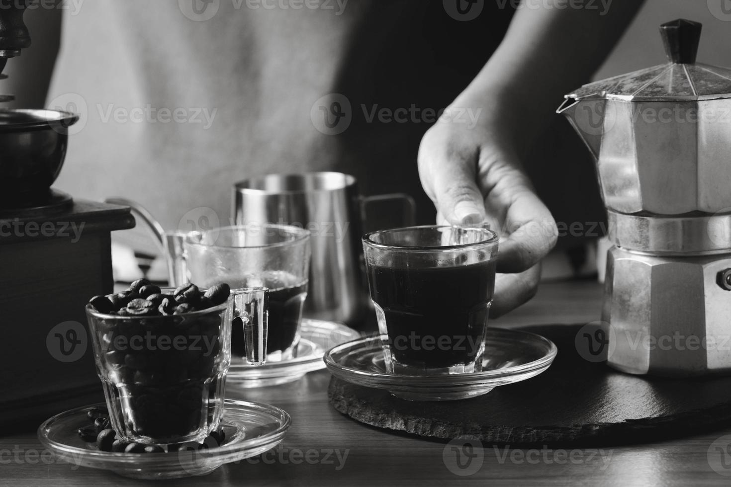 kaffe och kaffeutrustning på bordet.svartvitt foto