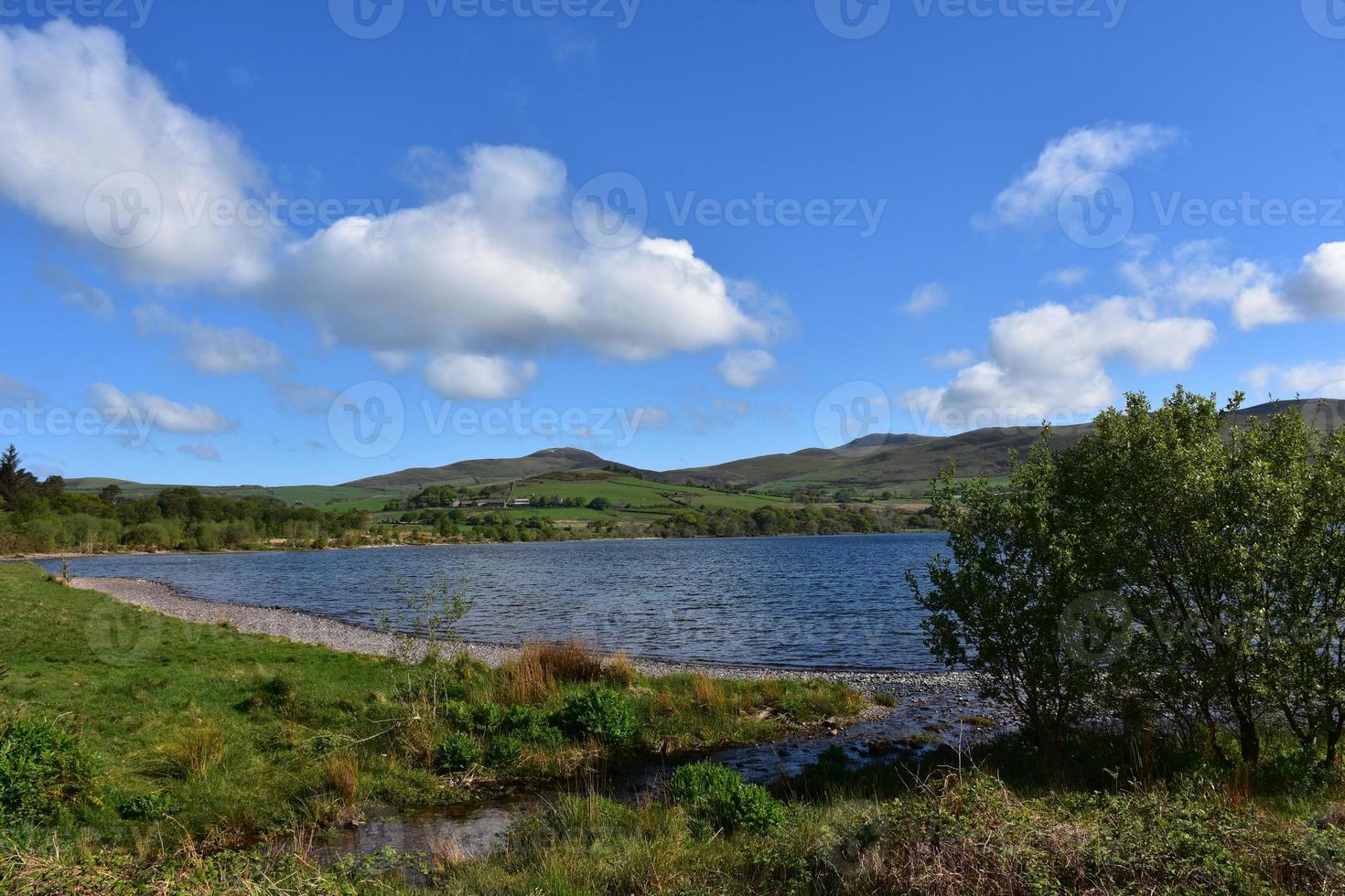 böljande kullar som omger ennerdale vattenreservoar i england foto