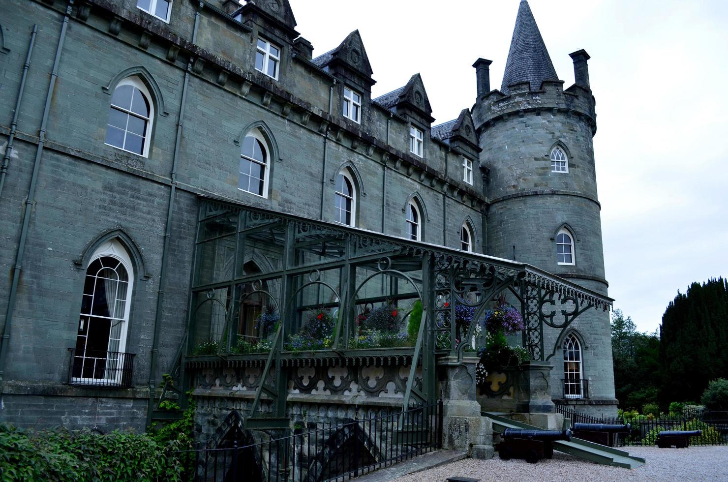 blommor på Inveraray castle i Skottland foto