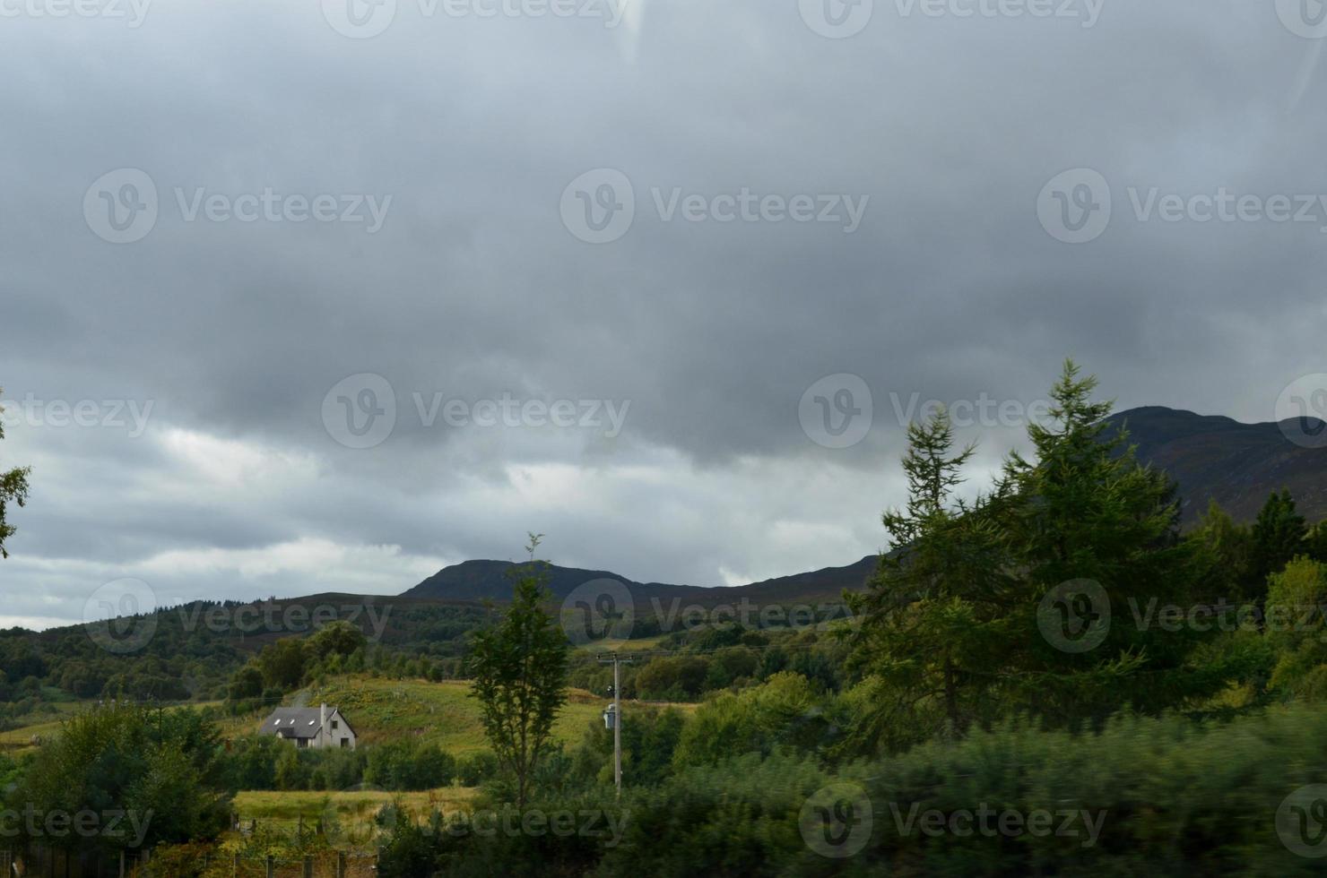 mörk himmel över bergskedjan cairngorms i Skottland foto