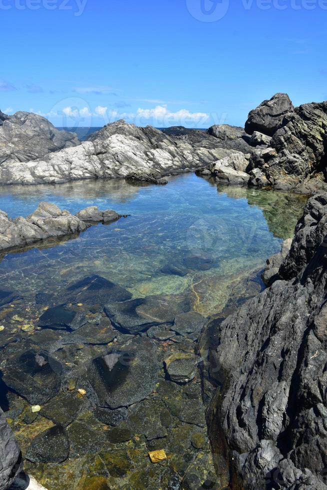 fantastisk naturlig tidvattenpool längs kusten foto