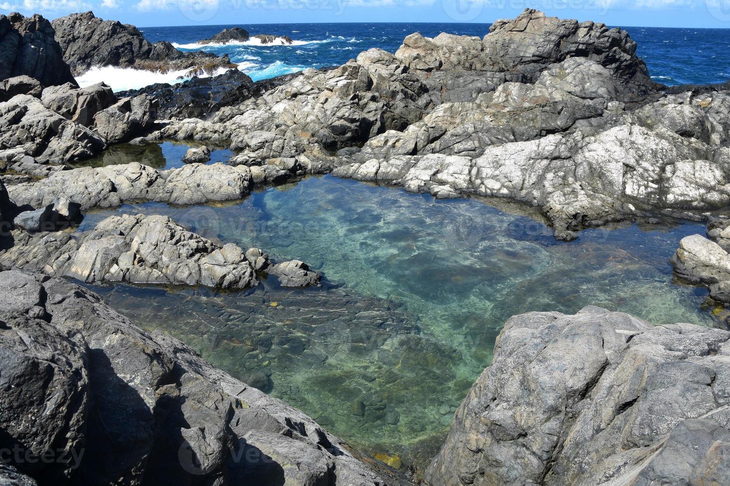 naturskön naturlig pool gömd på en lugn plats foto