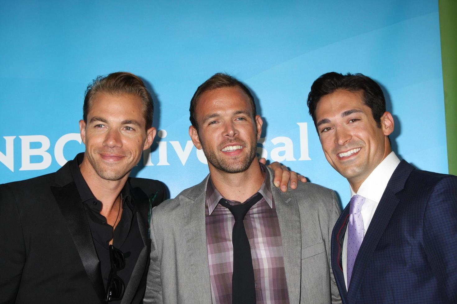 los angeles, 24 jul - tim lopez, ernesto arguello, ben patton anländer till nbc tca sommaren 2012 pressturné på beverly hilton hotel den 24 juli 2012 i beverly hills, ca. foto