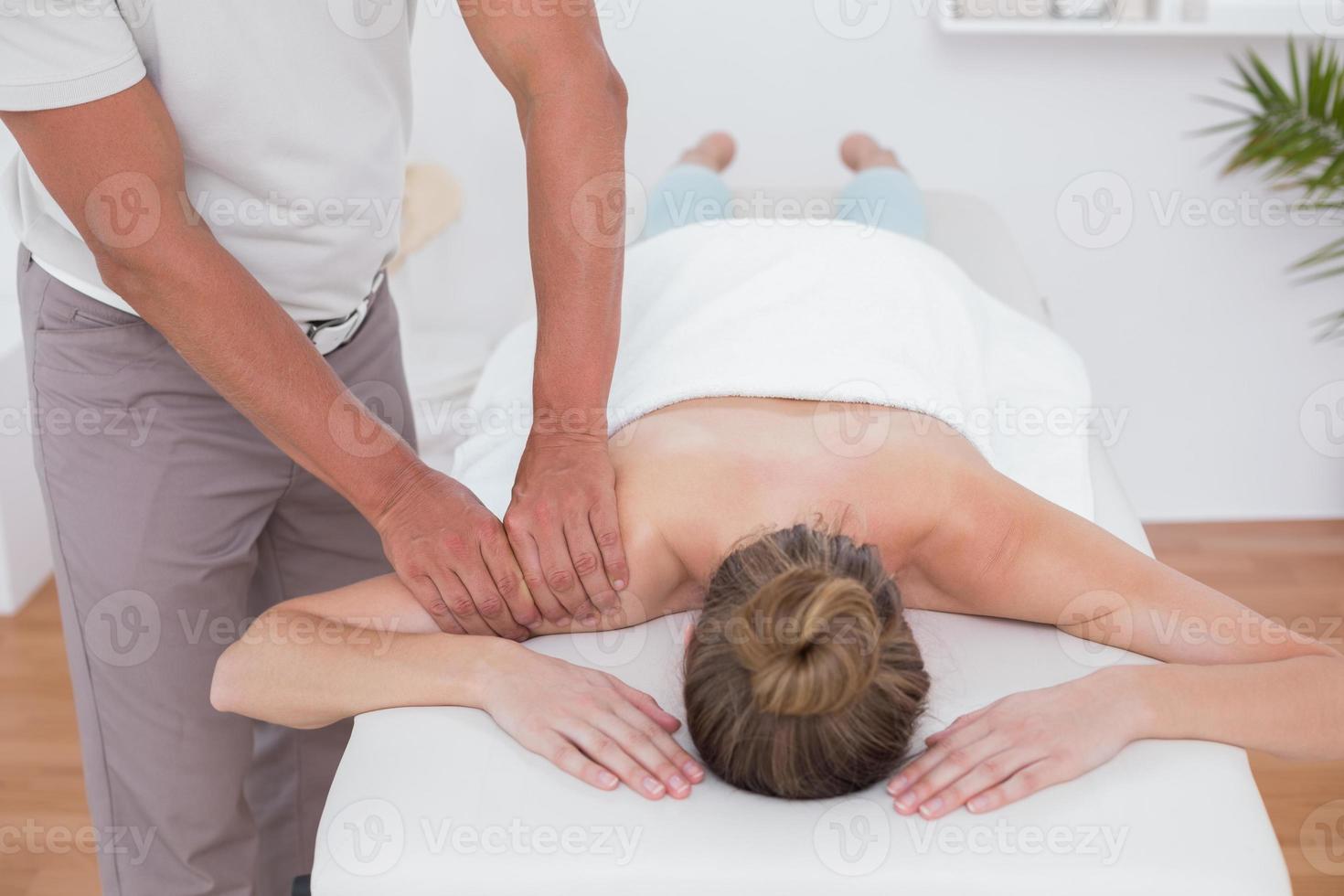 fysioterapeut som gör armmassage foto