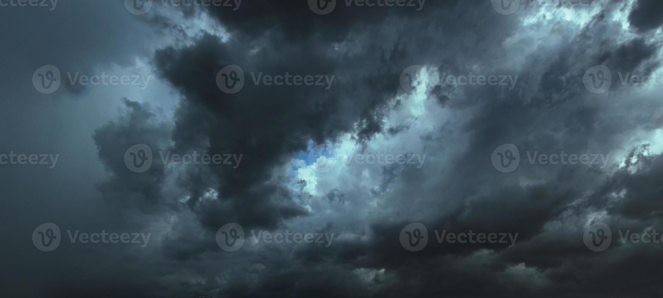 den mörka himlen med tunga moln som konvergerar och en våldsam storm före regnet. dåligt väder. foto