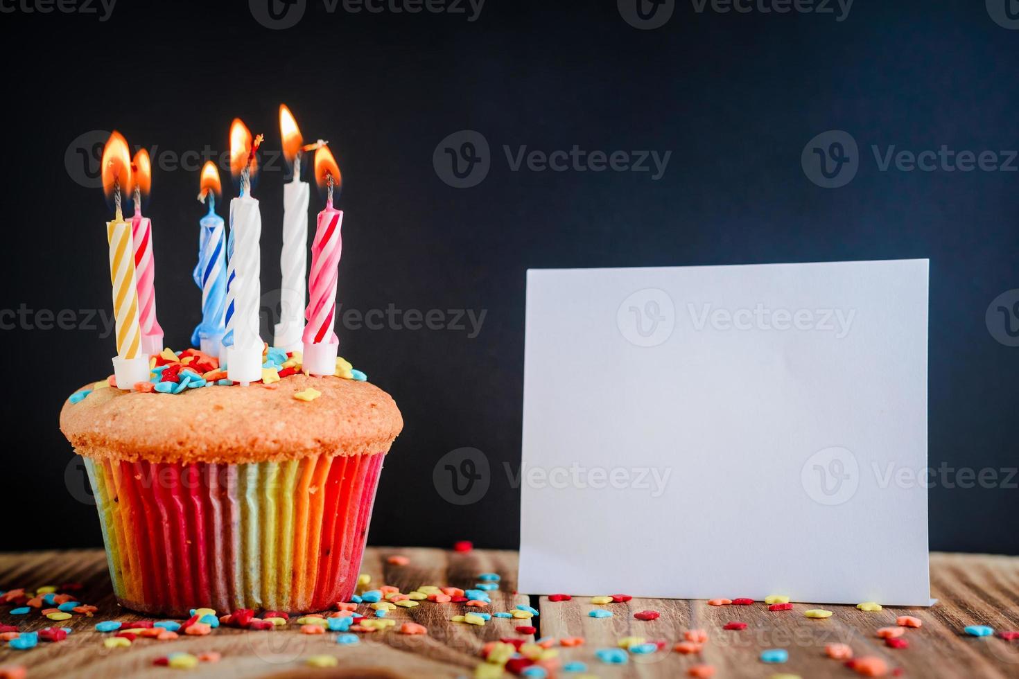 cupcake med festliga ljus på trä bakgrund foto