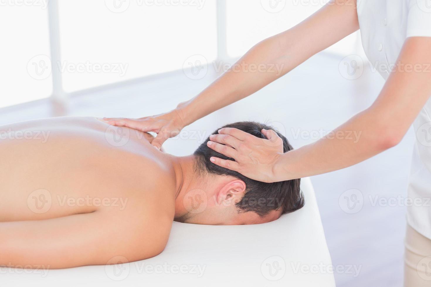 fysioterapeut som gör nackmassage till sin patient foto