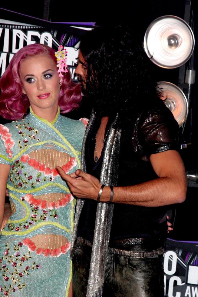 los angeles, 28 augusti - katy perry, russell brand anländer till 2011 års mtv video music awards på la live den 28 augusti 2011 i los angeles, ca. foto