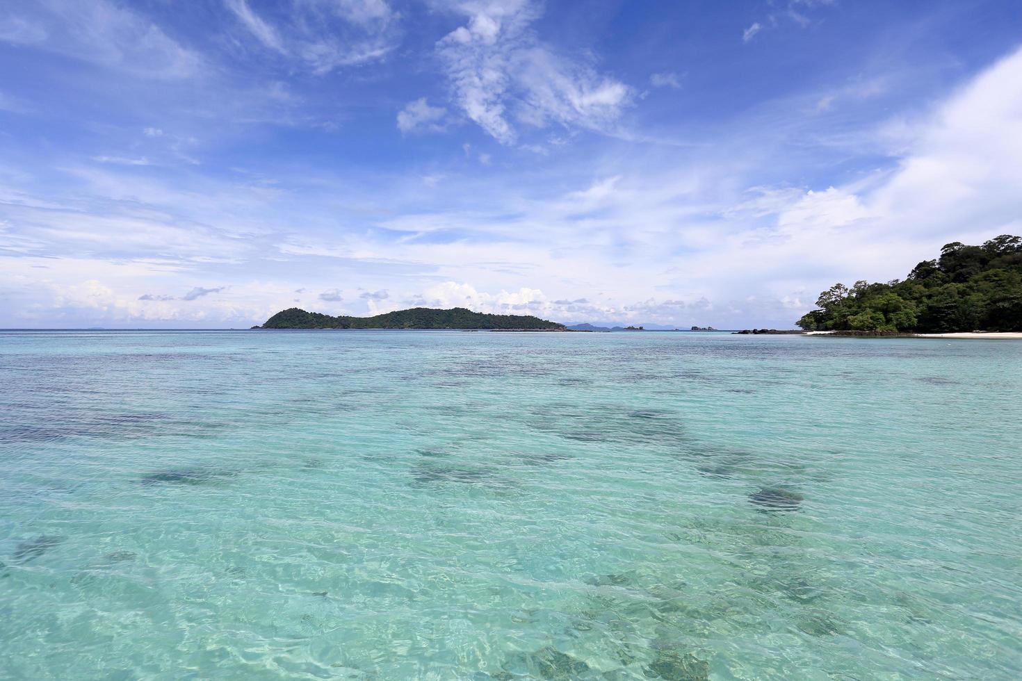 vackra havet och stranden på den tropiska ön foto