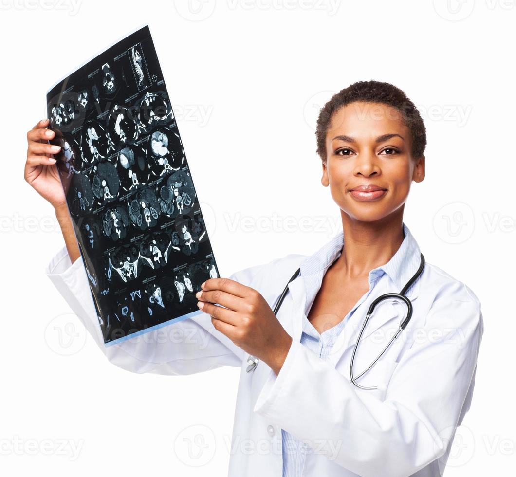 afrikansk amerikansk kvinnlig radiologekspert som håller röntgenstråle - isolerad foto