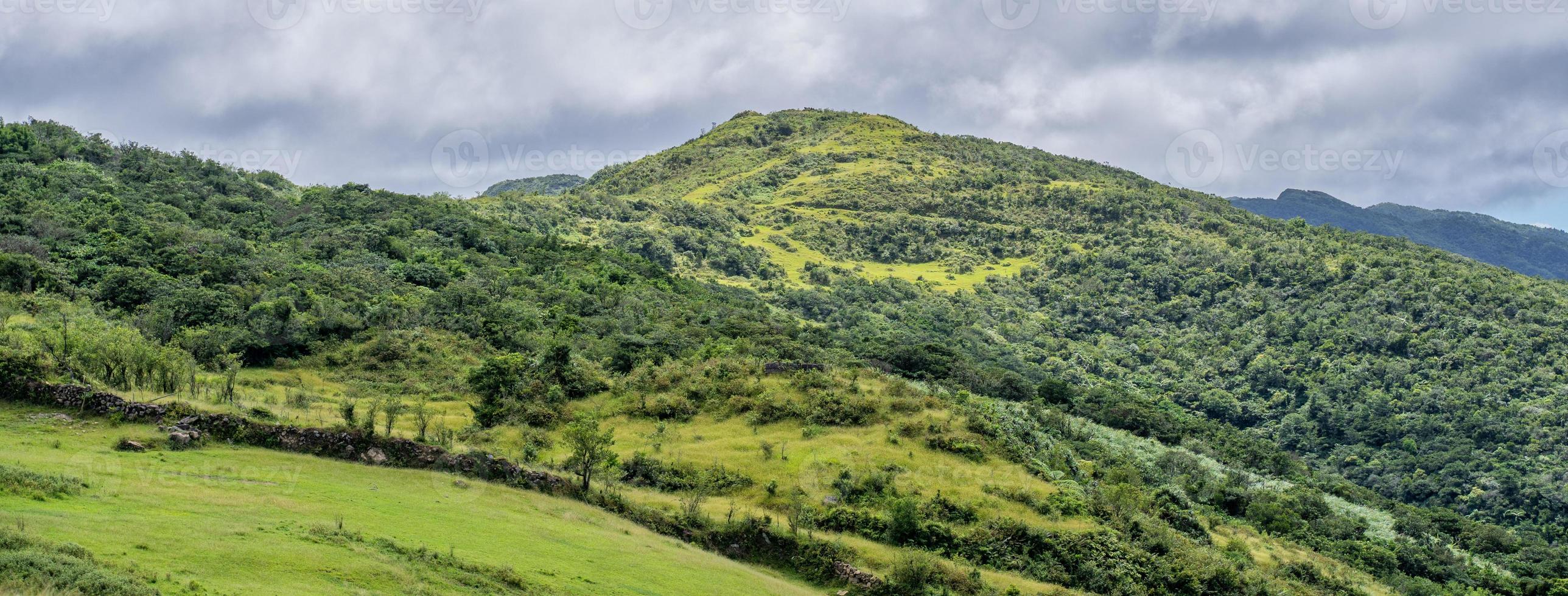 vacker gräsmark, prärie i taoyuan-dalen, svalkande bergsstig passerar över toppen av mt. wankengtou i taiwan. foto