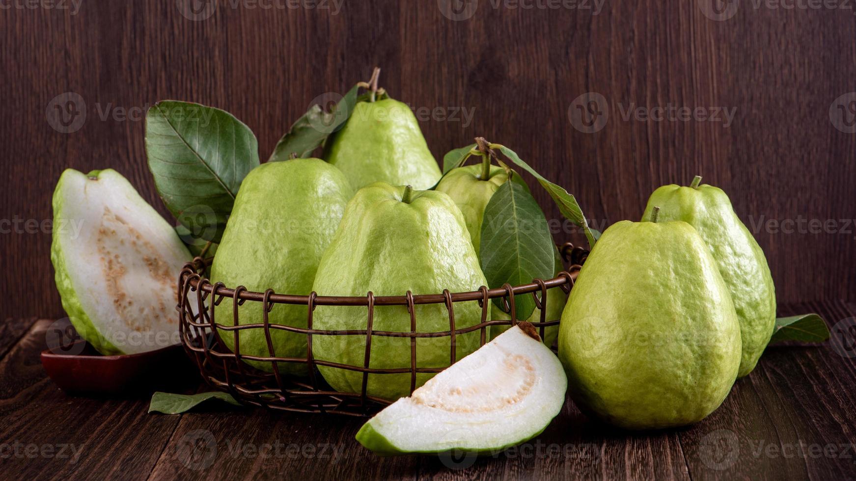 närbild av läcker guava med färska gröna blad. foto