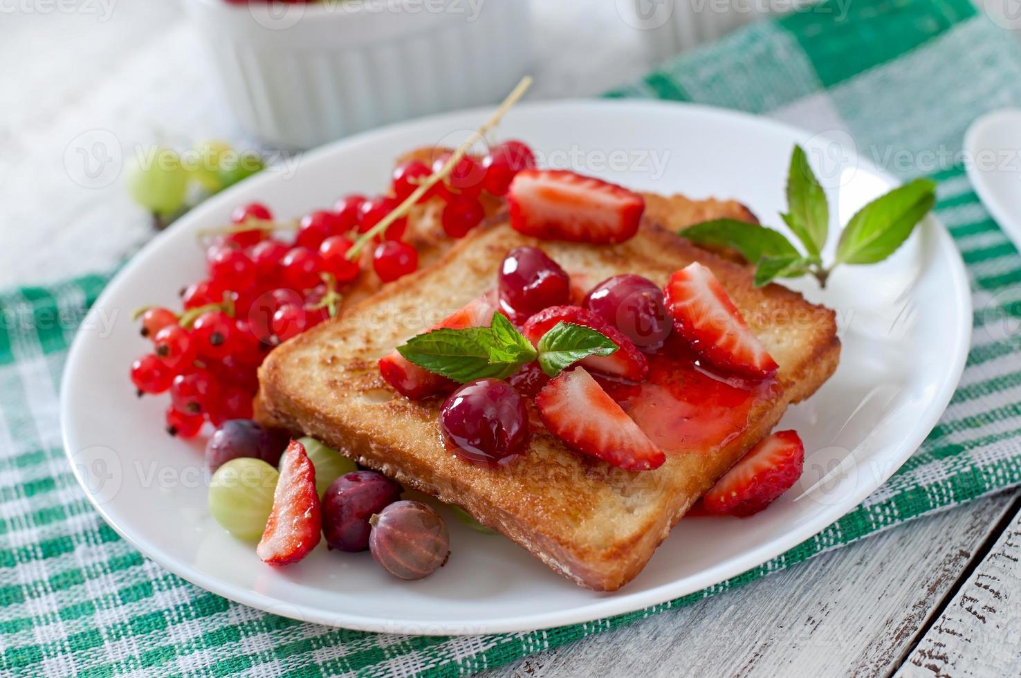 french toast med bär och sylt till frukost foto