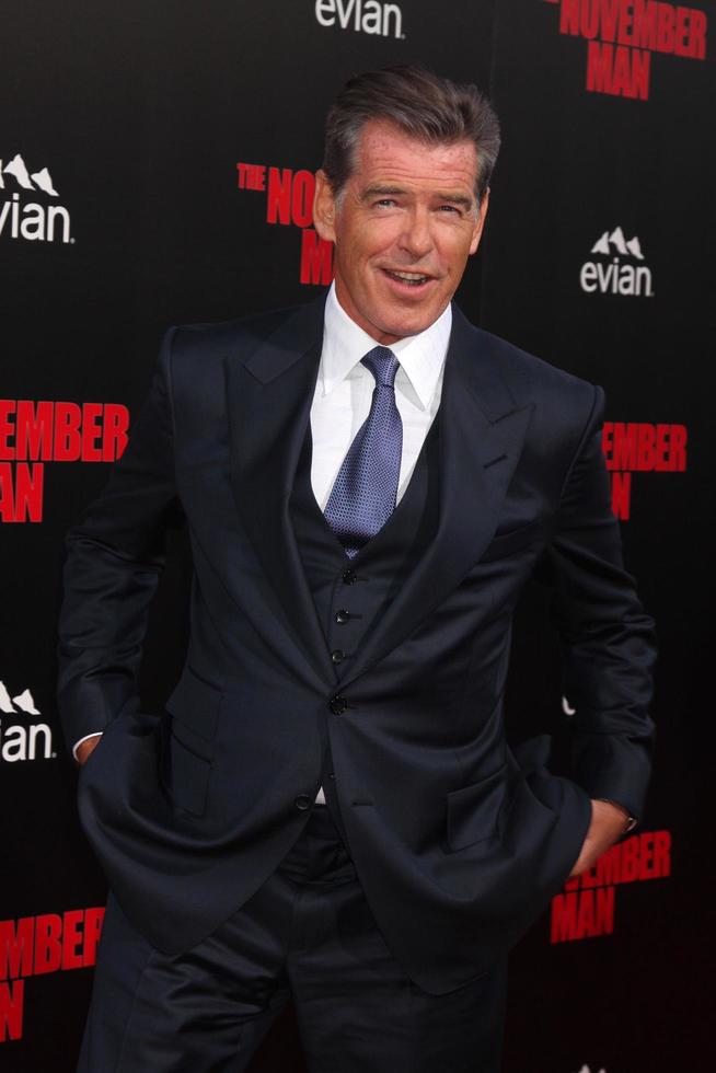 los angeles, 13 aug - pierce brosnan på november man-premiären på tcl chinese theatre den 13 augusti 2014 i los angeles, ca. foto