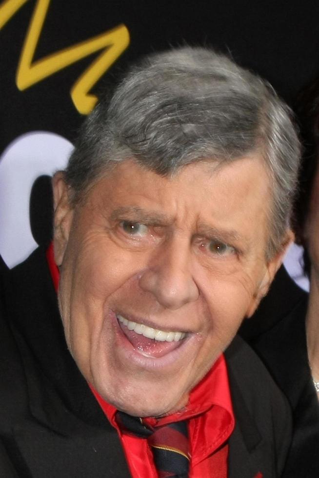 los angeles, 7 dec - jerry lewis anländer till premiären av extranummer s method to the madness of jerry lewis på paramount studios teater den 7 december 2011 i los angeles, ca. foto