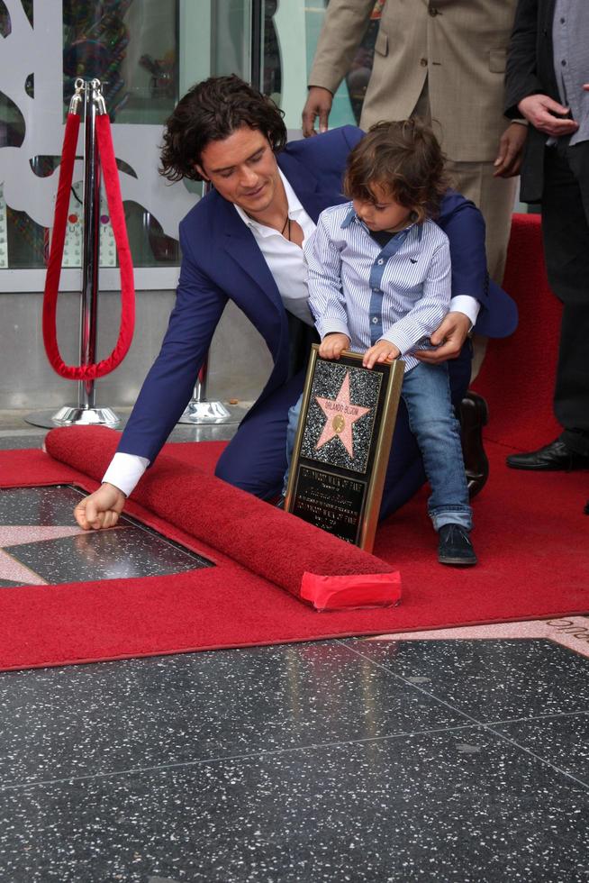 los angeles, 2 apr - orlando bloom, flynn bloom at the orlando bloom Hollywood walk of fame stjärnceremoni på tcl chinese theater den 2 april 2014 i los angeles, ca foto