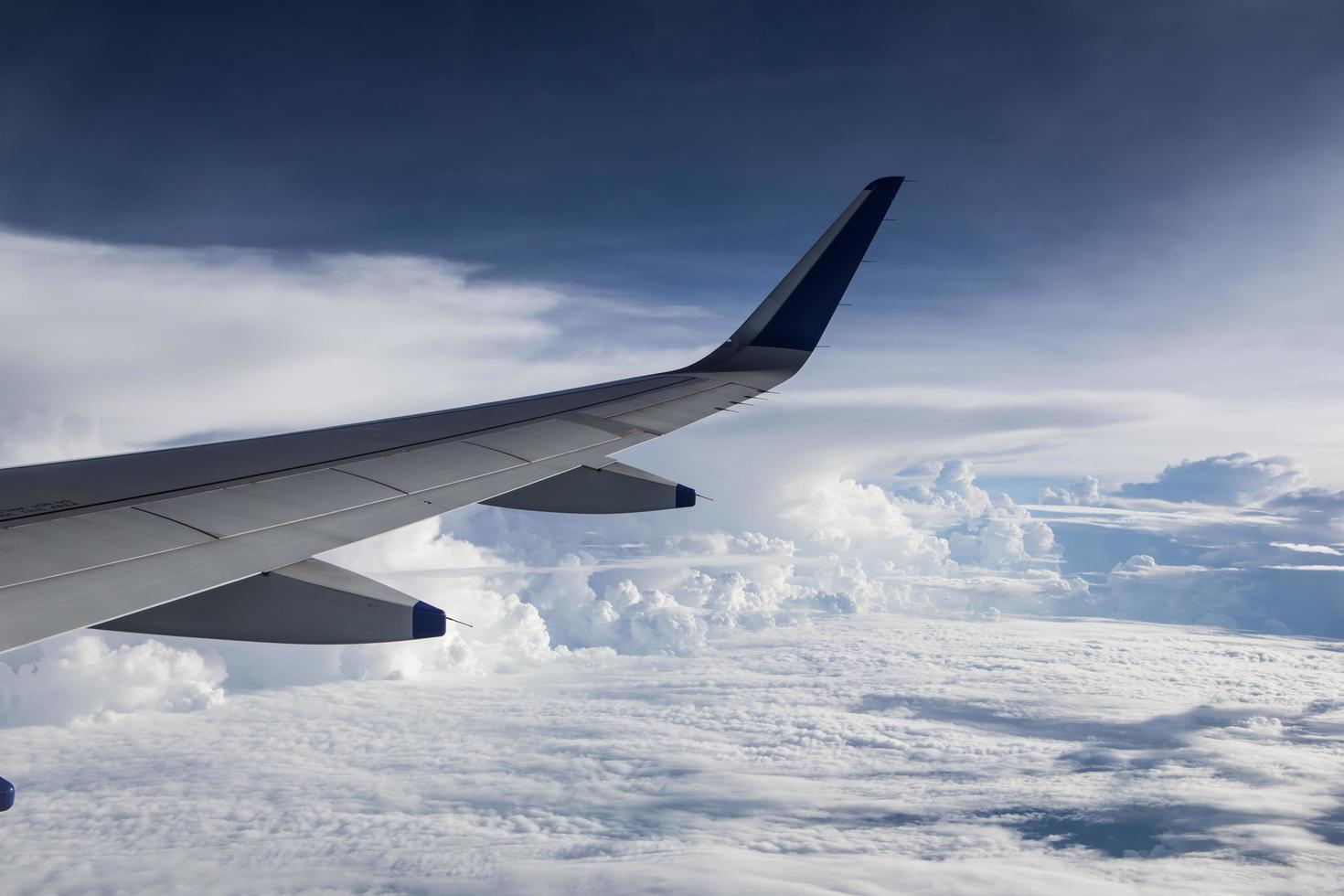 utsikt över molnen från ett flygplansfönster foto