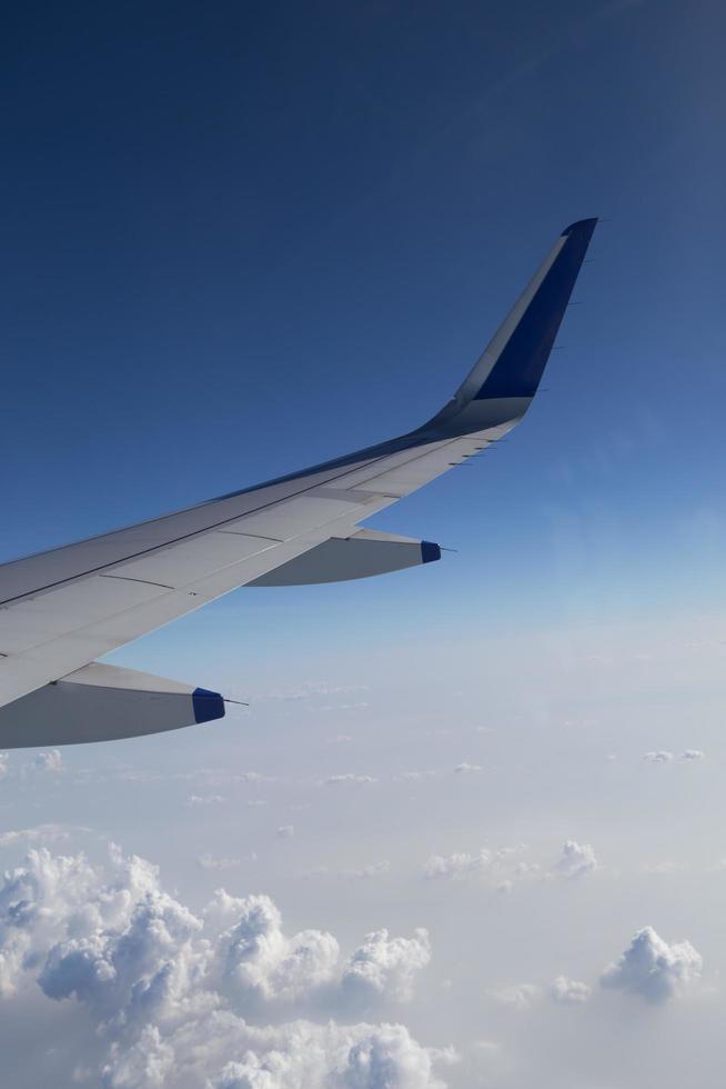 utsikt över molnen från ett flygplansfönster foto