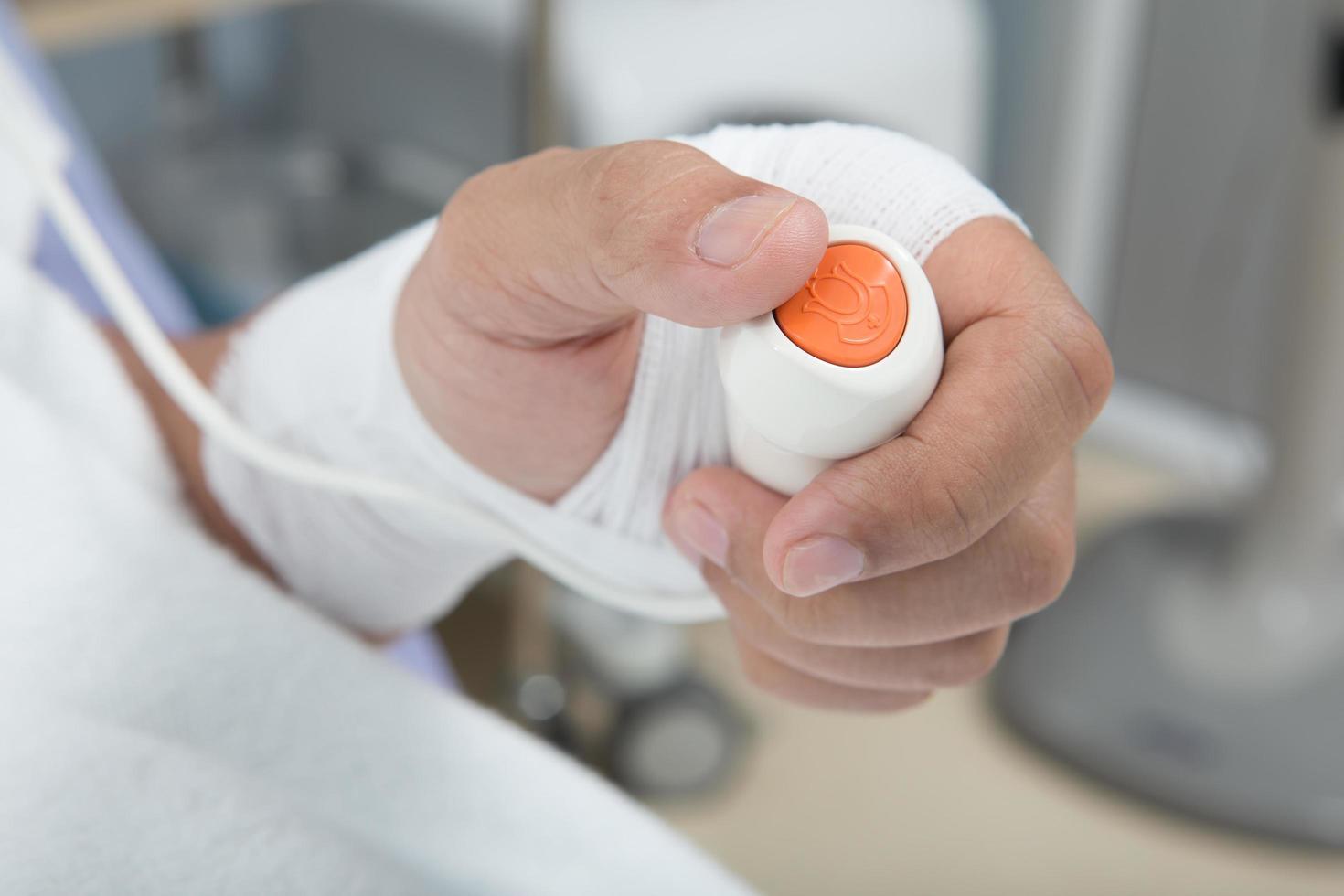 hand som trycker på akutanropsknappen för sjuksköterska foto