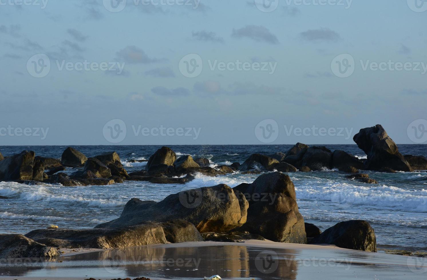 stenar med havsvågor som slår in och omger dem foto