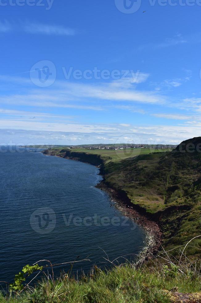 underbar strandlinje längs havsklipporna av st bin foto