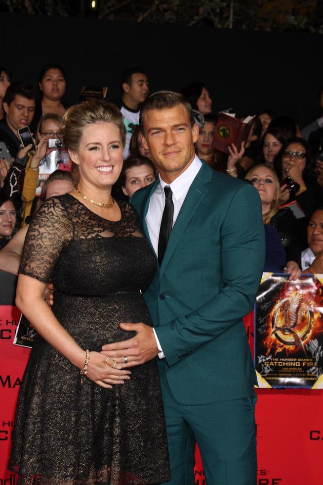 los angeles, 18 nov - catherine ritchson, alan ritchson på the hunger games - catching fire premiär på nokia teater den 18 november 2013 i los angeles, ca foto