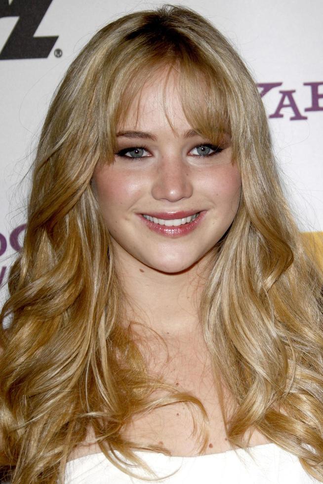 los angeles, 25 oktober - jennifer lawrence anländer till den 14:e årliga hollywood awards-galan på beverly hilton hotel den 25 oktober 2010 i beverly hills, ca. foto