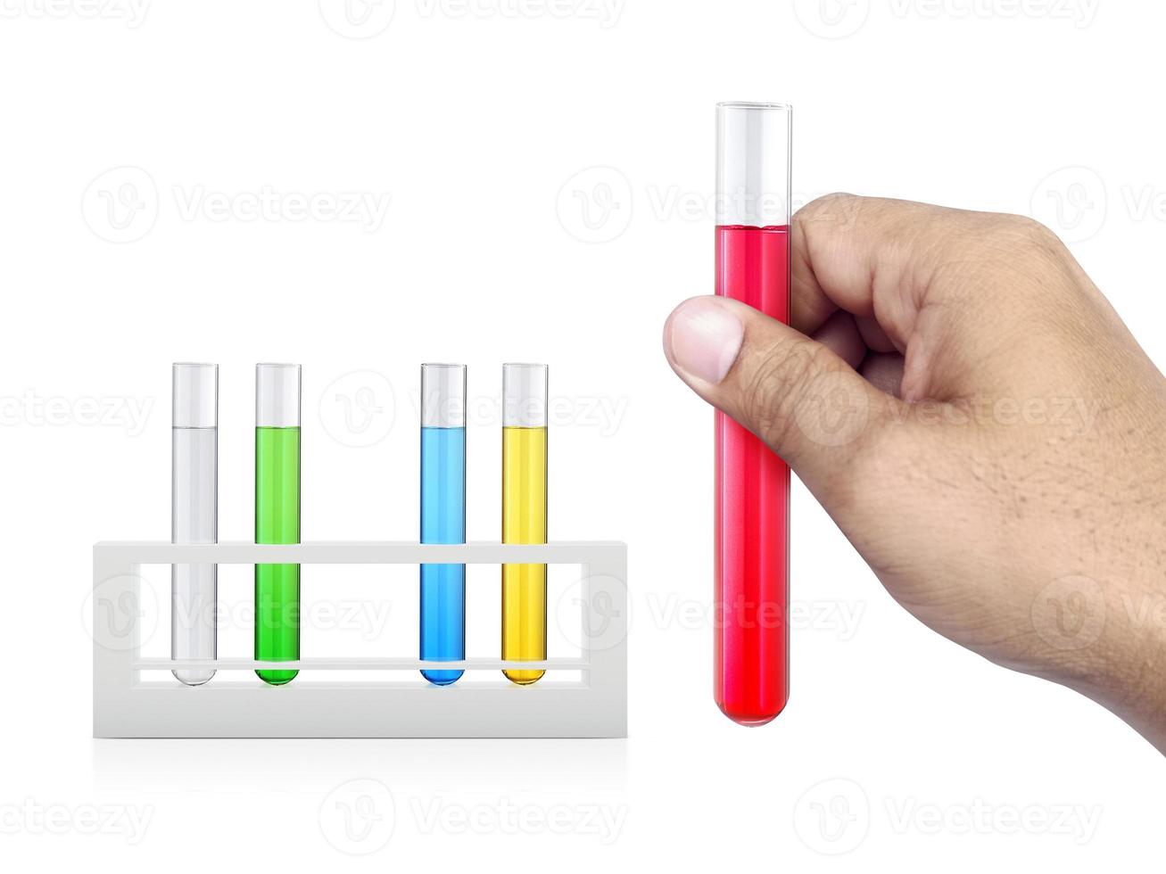 kemiskt provrör i handen på vit isolerad bakgrund foto