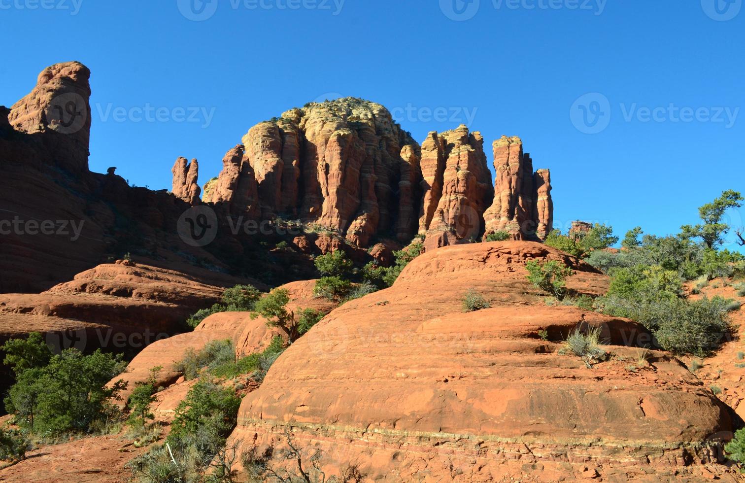 klockformad röd sten i sedona arizona foto